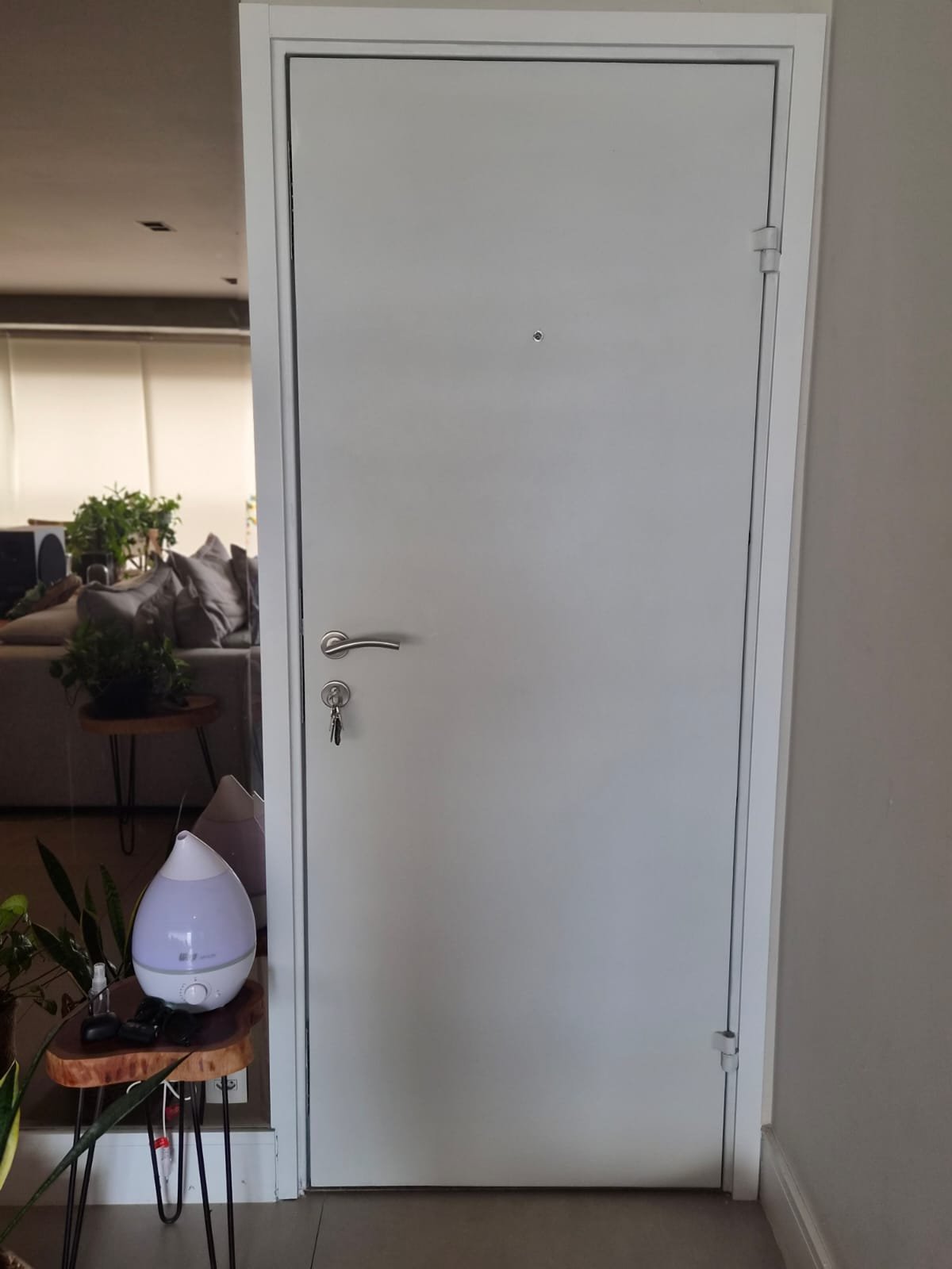 Porta de segurança branca instalada em ambiente residencial