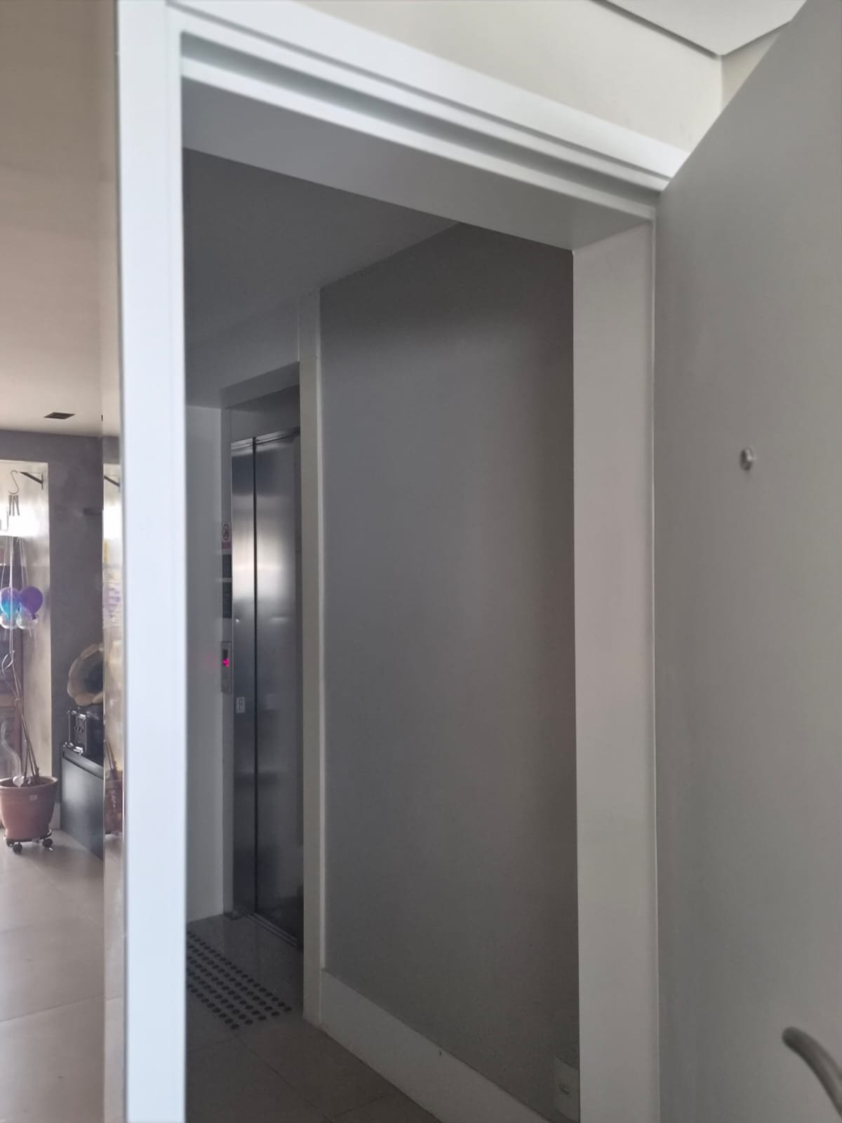 Porta de segurança branca em aço instalada em apartamento