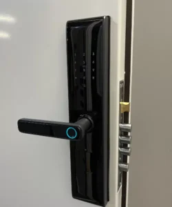 Detalhe de porta de segurança em aço branco com fechadura digital e travamento multiponto