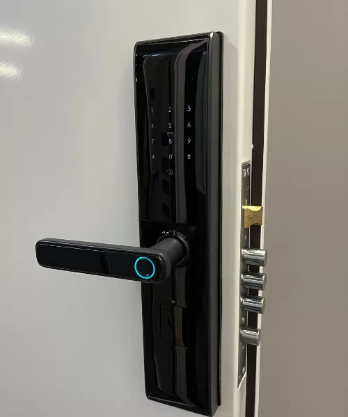 Detalhe de porta de segurança em aço branco com fechadura digital e travamento multiponto