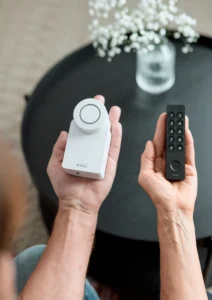 Nuki Smart Lock e teclado de acesso apresentados nas mãos