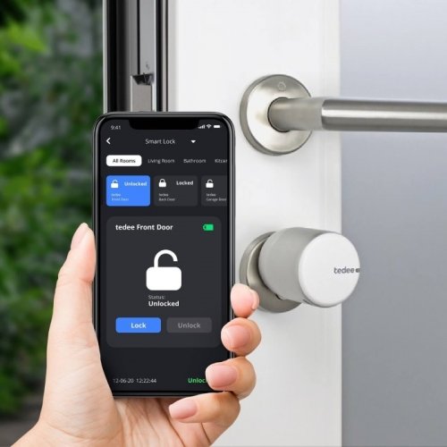 Tedee GO instalada na porta com controle pelo aplicativo no smartphone
